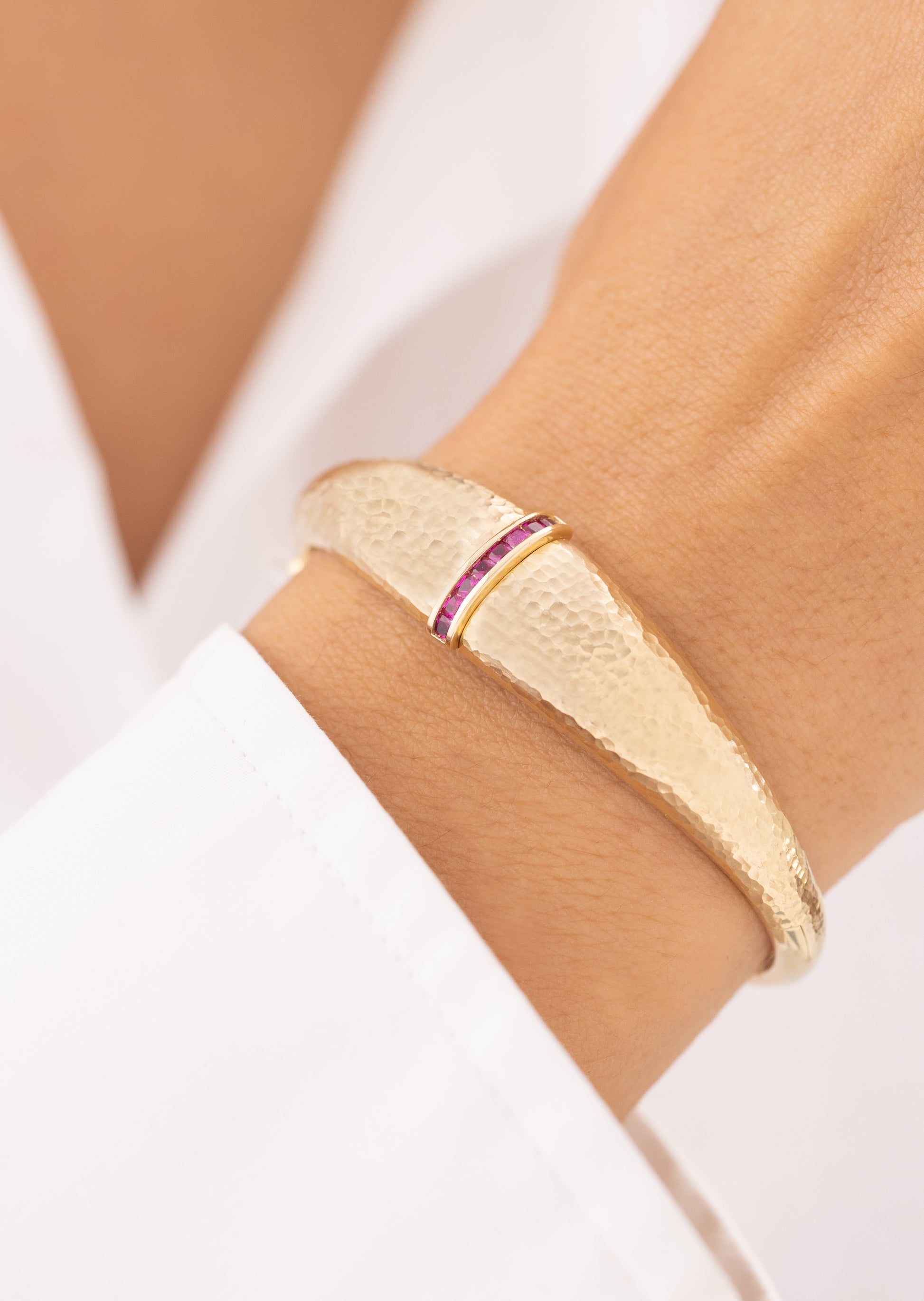 Cetaş Pembe Taşlı Dövme Yüzey 14 Ayar Altın Kelepçe