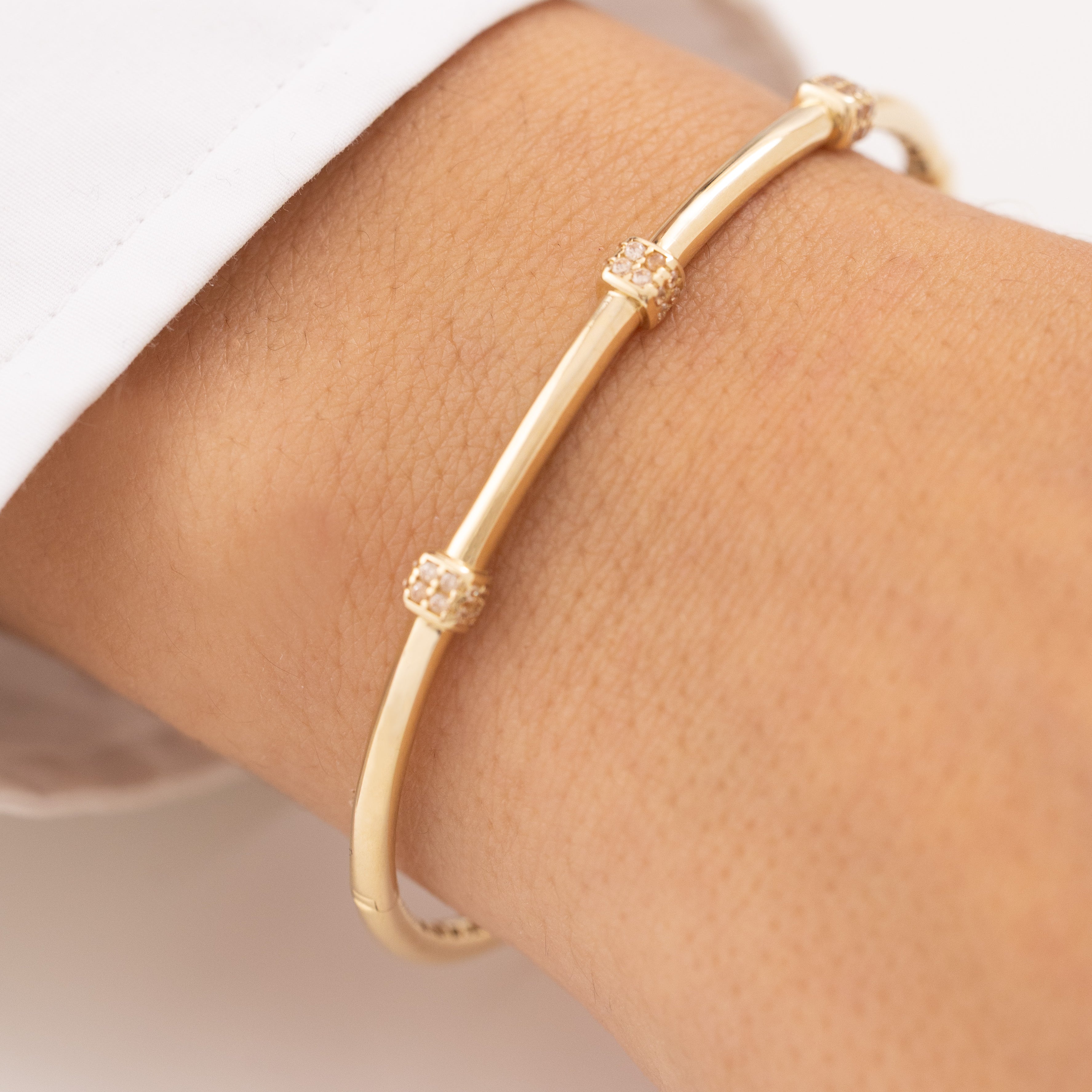 Cetaş Taşlı Küp Detaylı 14 Ayar Altın Kelepçe