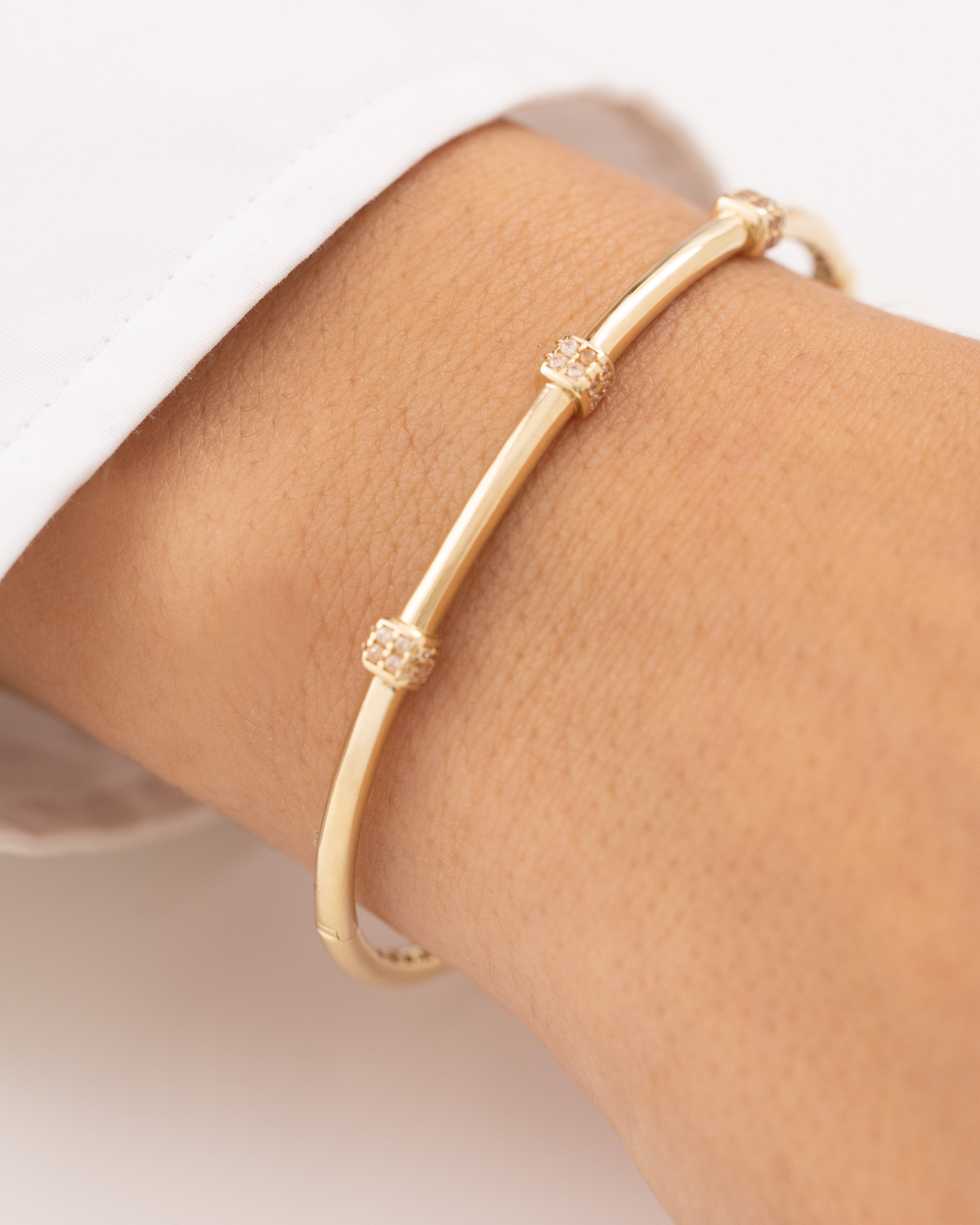 Cetaş Taşlı Küp Detaylı 14 Ayar Altın Kelepçe