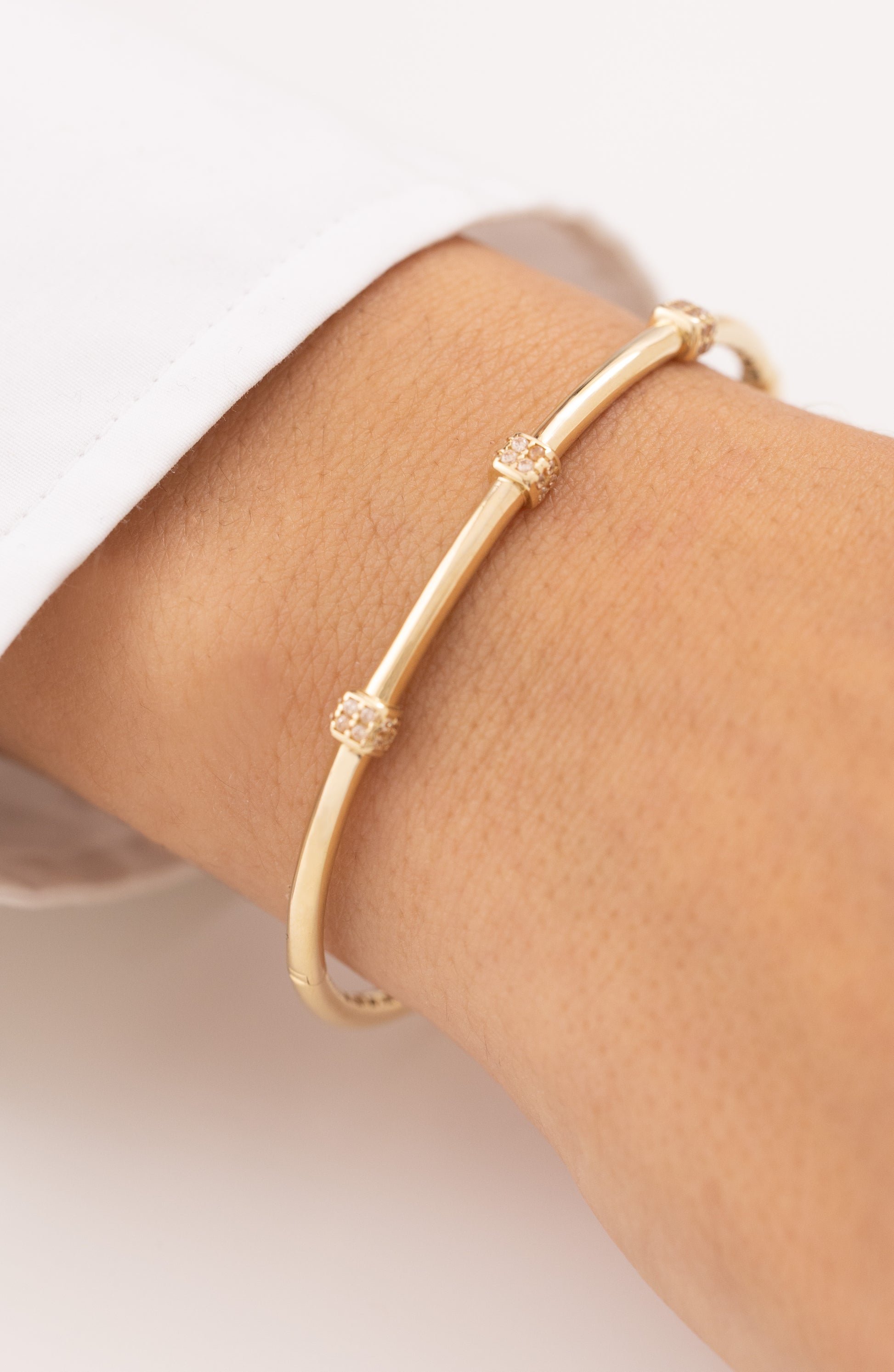 Cetaş Taşlı Küp Detaylı 14 Ayar Altın Kelepçe