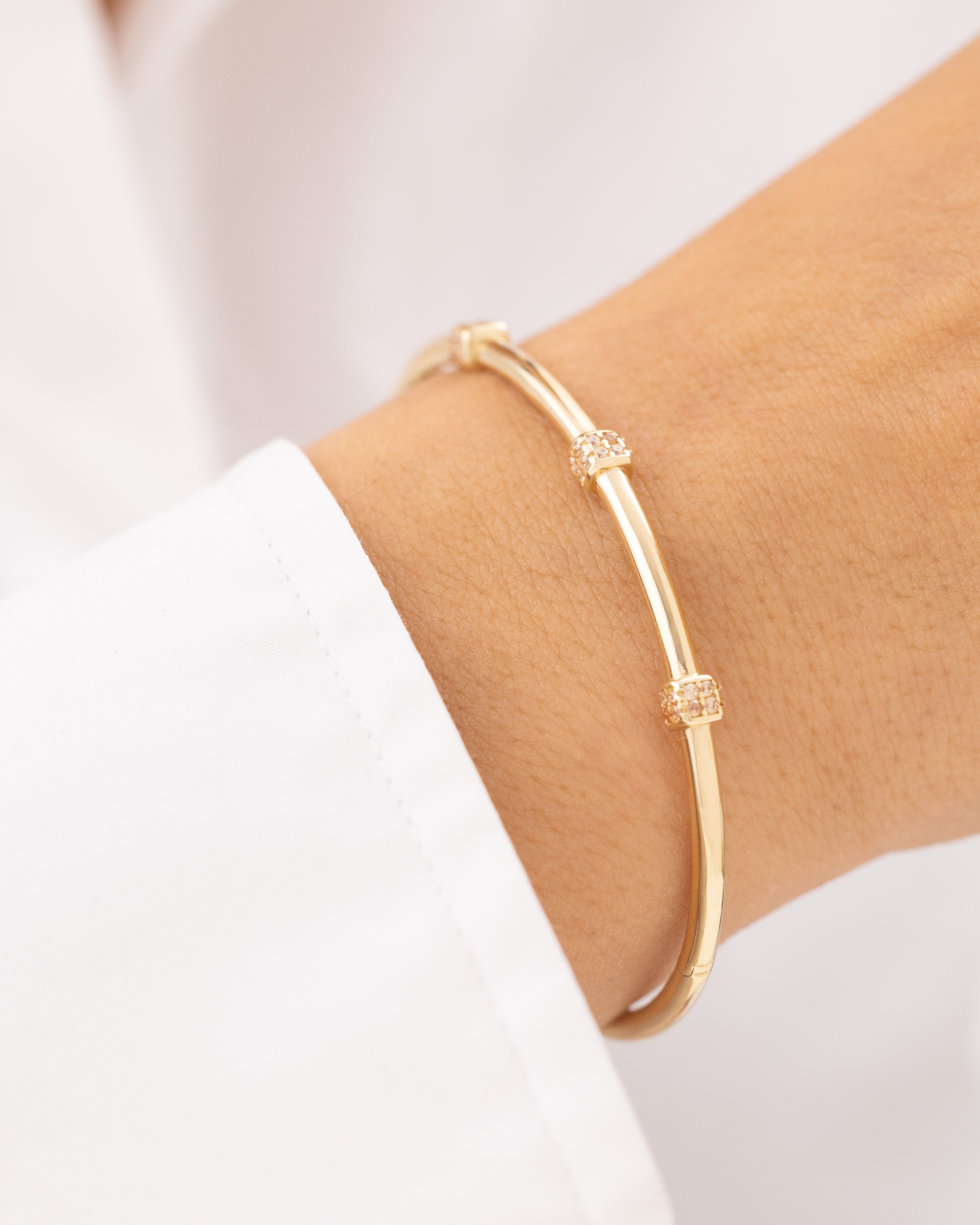 Cetaş Taşlı Küp Detaylı 14 Ayar Altın Kelepçe