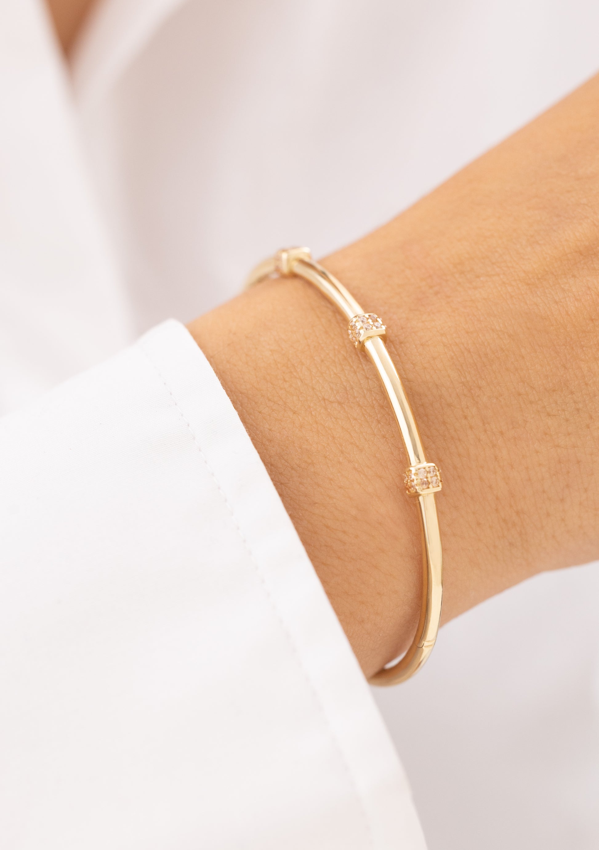 Cetaş Taşlı Küp Detaylı 14 Ayar Altın Kelepçe