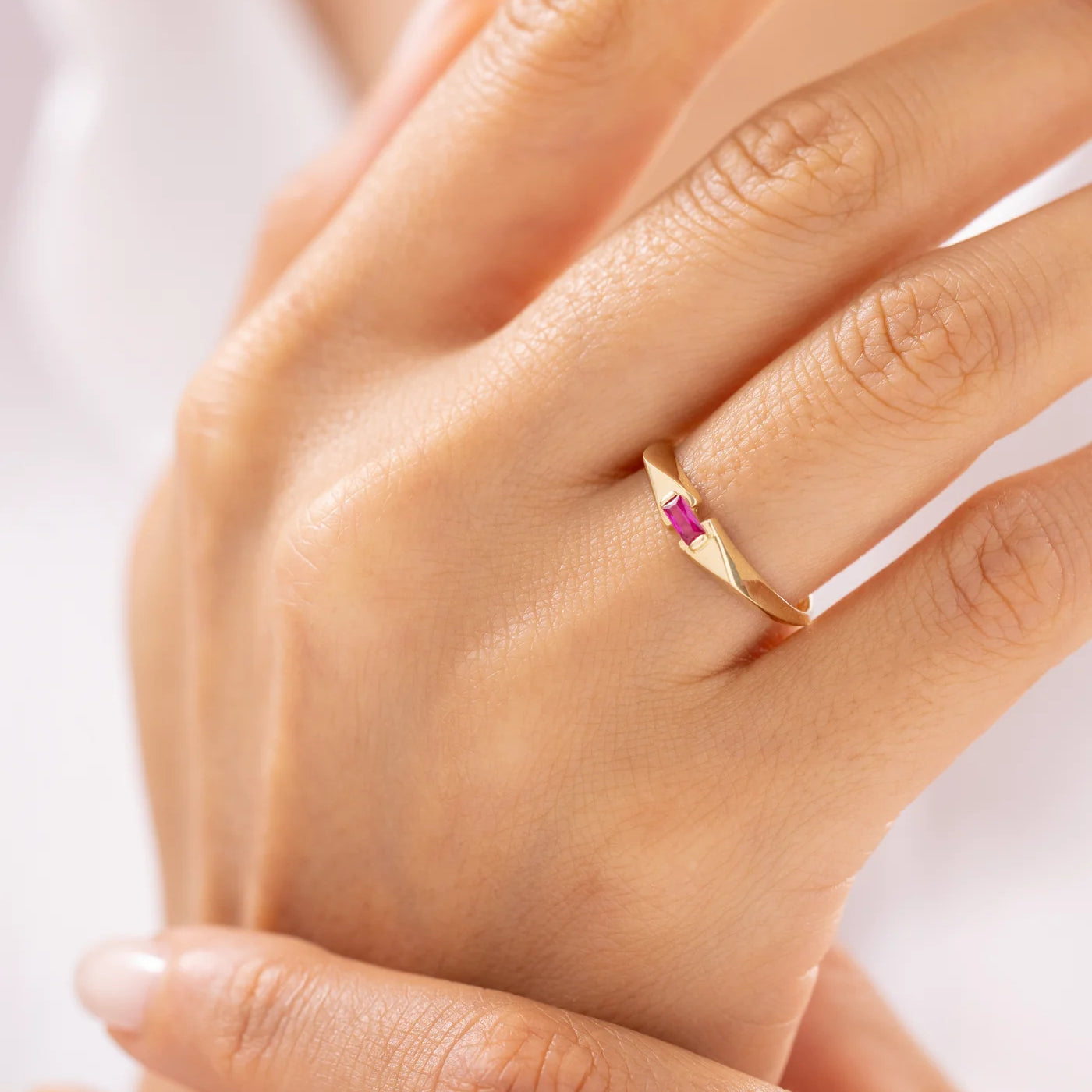 Minimal Pembe Baget Taşlı 14 Ayar Altın Yüzük