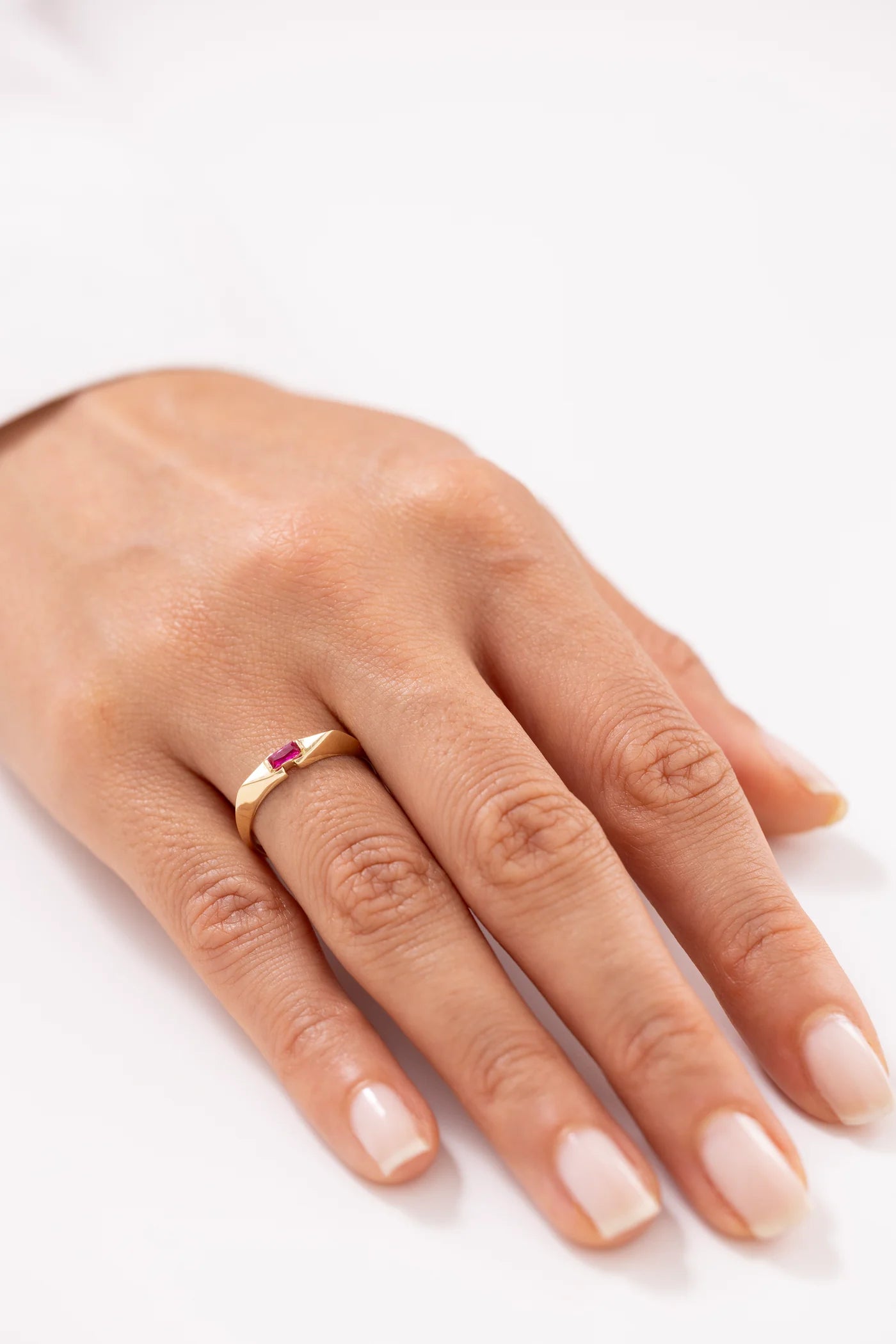 Minimal Pembe Baget Taşlı 14 Ayar Altın Yüzük