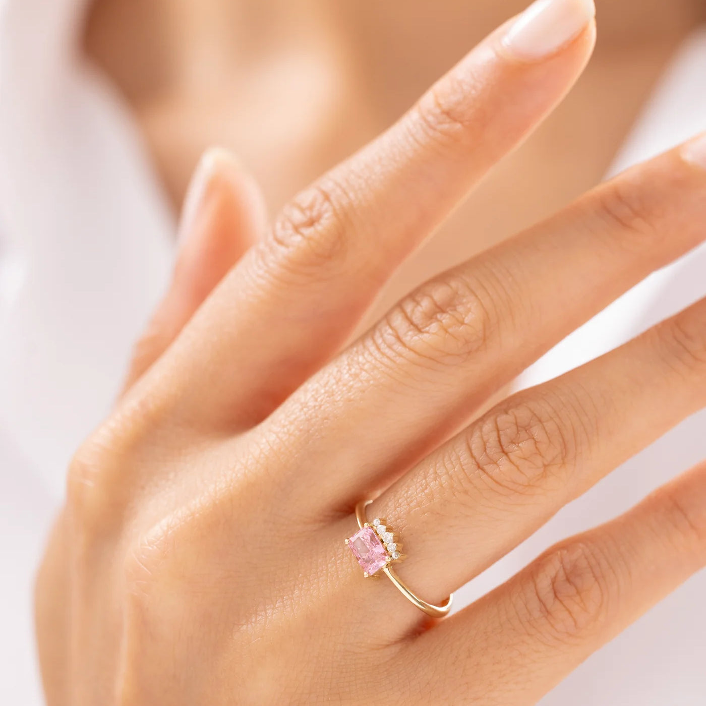 Minimal Pembe Baget Taşlı 14 Ayar Altın Yüzük