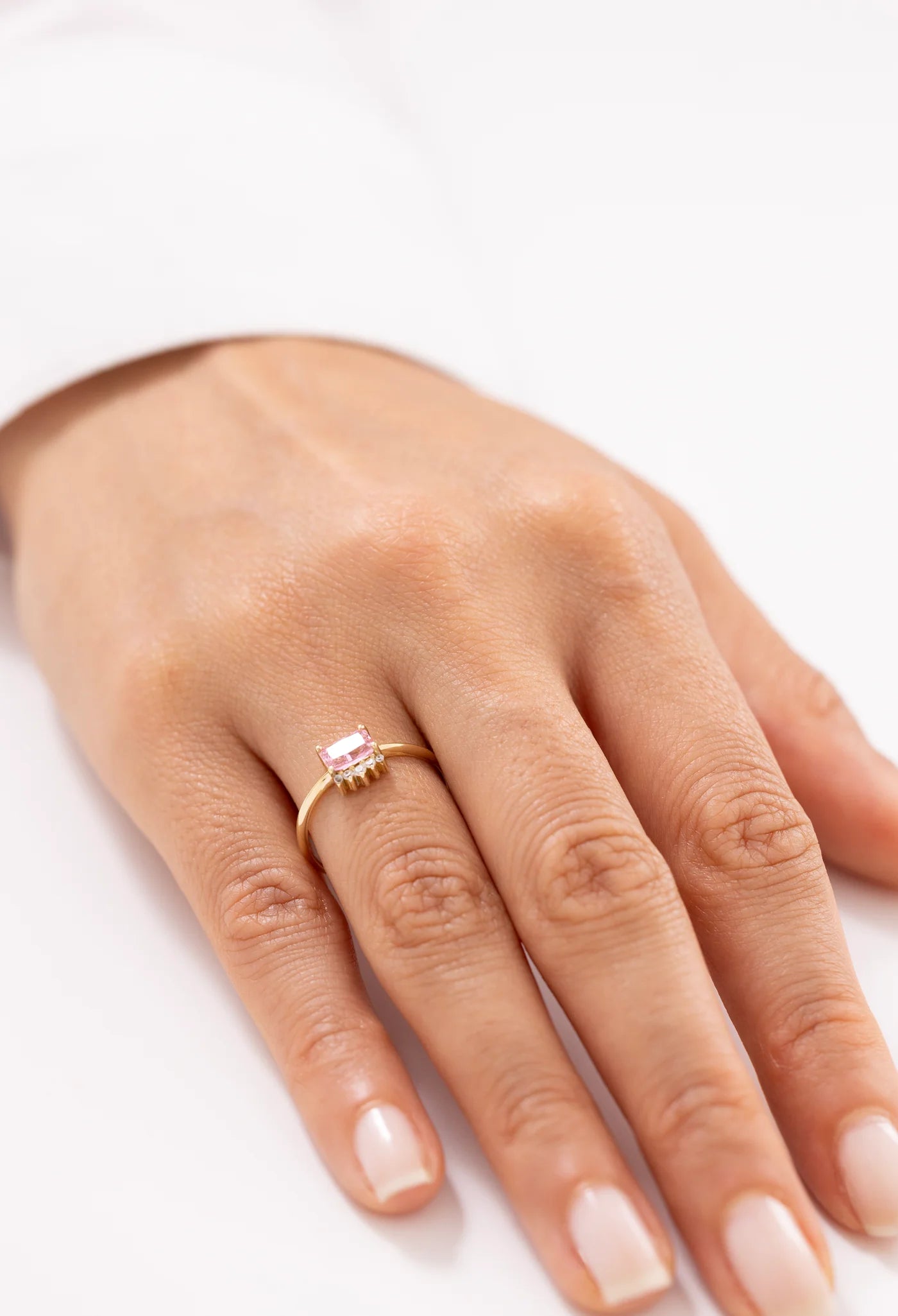 Minimal Pembe Baget Taşlı 14 Ayar Altın Yüzük