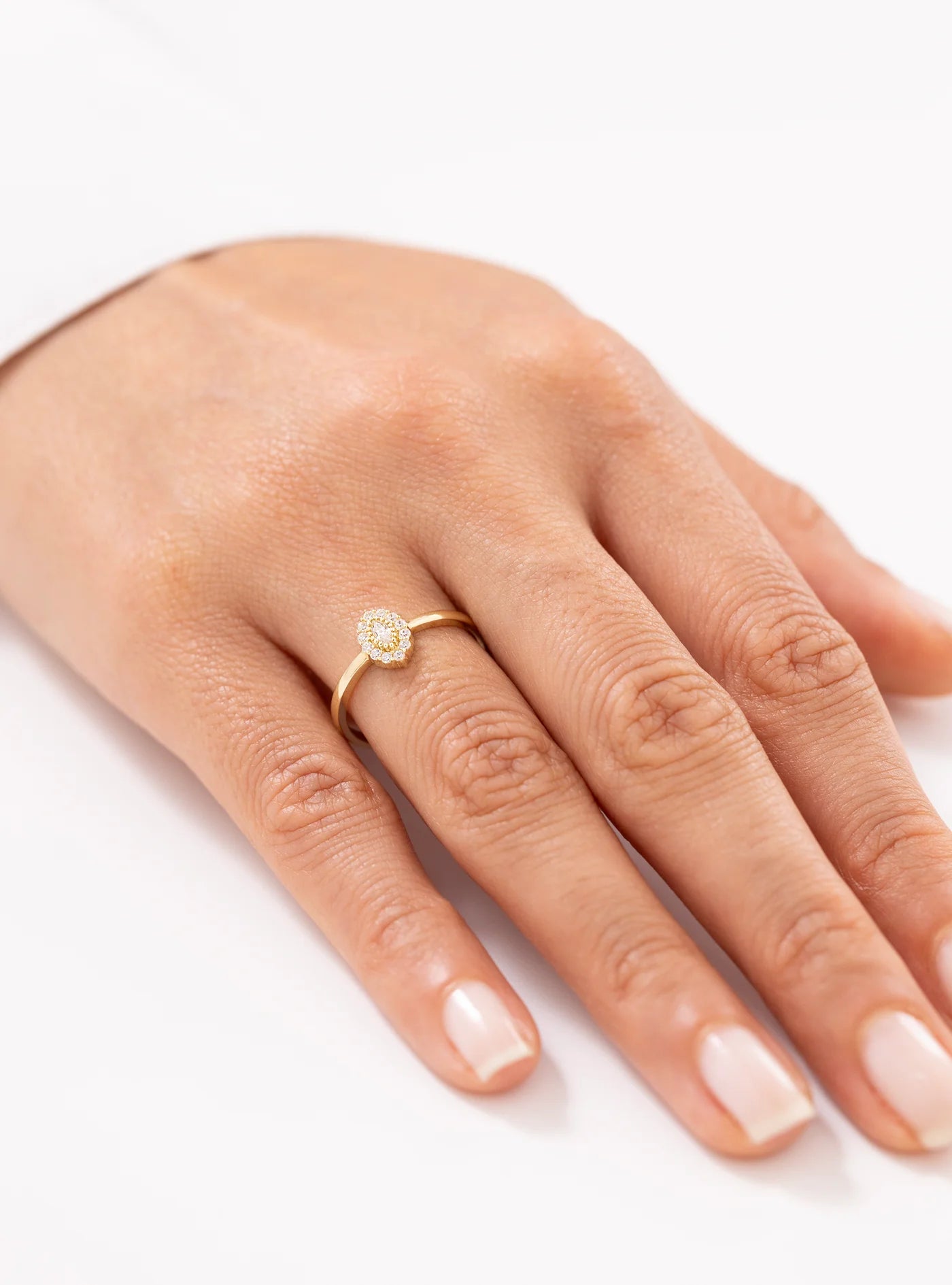 Oval Taşlı Minimal 14 Ayar Altın Yüzük