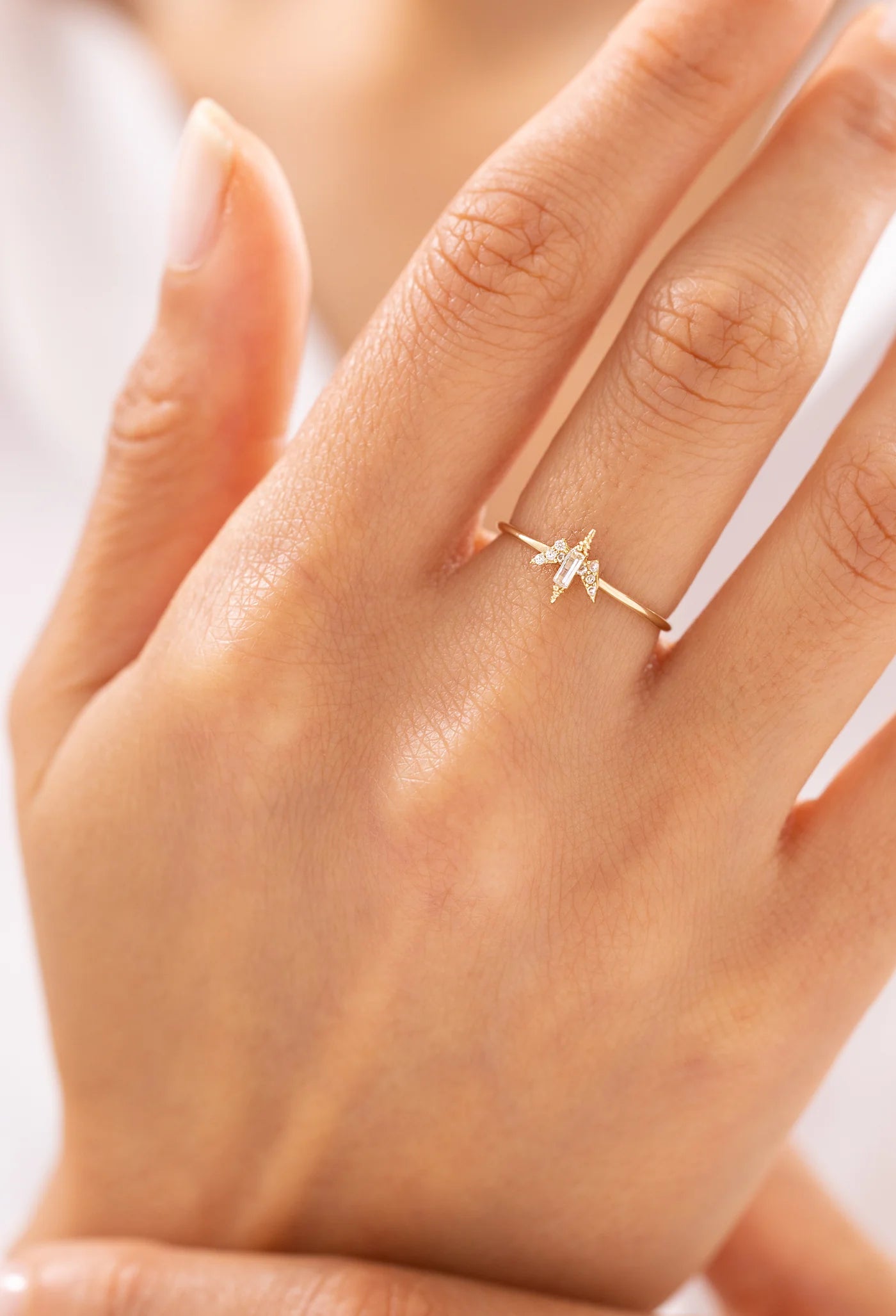 Yıldız Işıltısı Baget Taşlı 14 Ayar Altın Yüzük