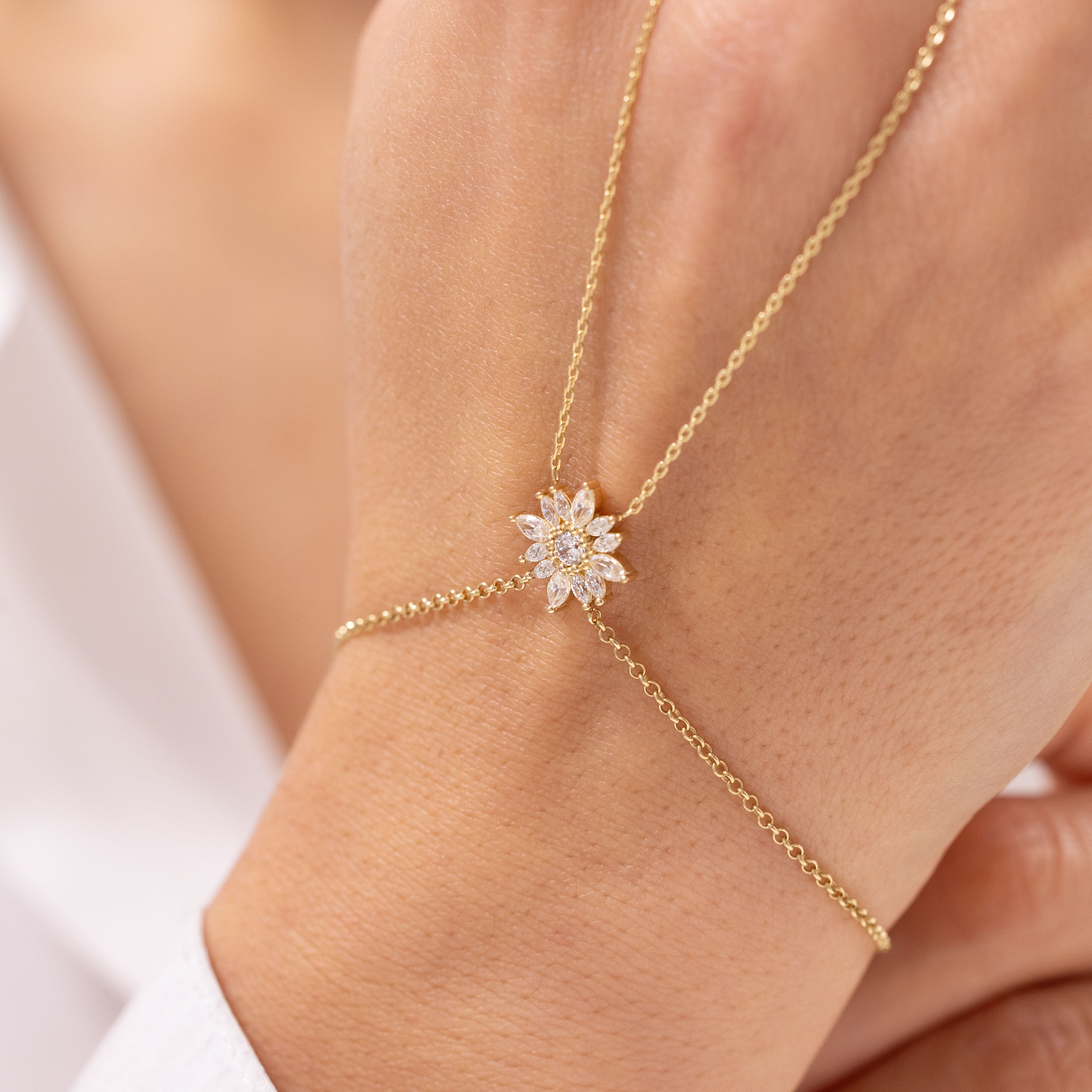 Zarif Çiçek Figürlü Taşlı Şahmeran 14 Ayar Altın
